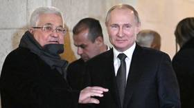 Putin returns fallen cap to member of Palestinian honor guard during Bethlehem visit (VIDEO)