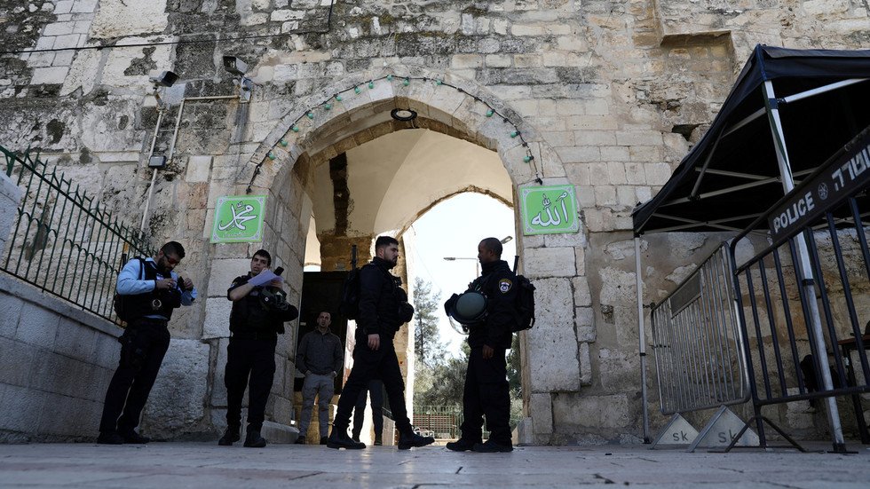 Jerusalem Shooter Who Injured 1 Police Officer Identified As Arab ...