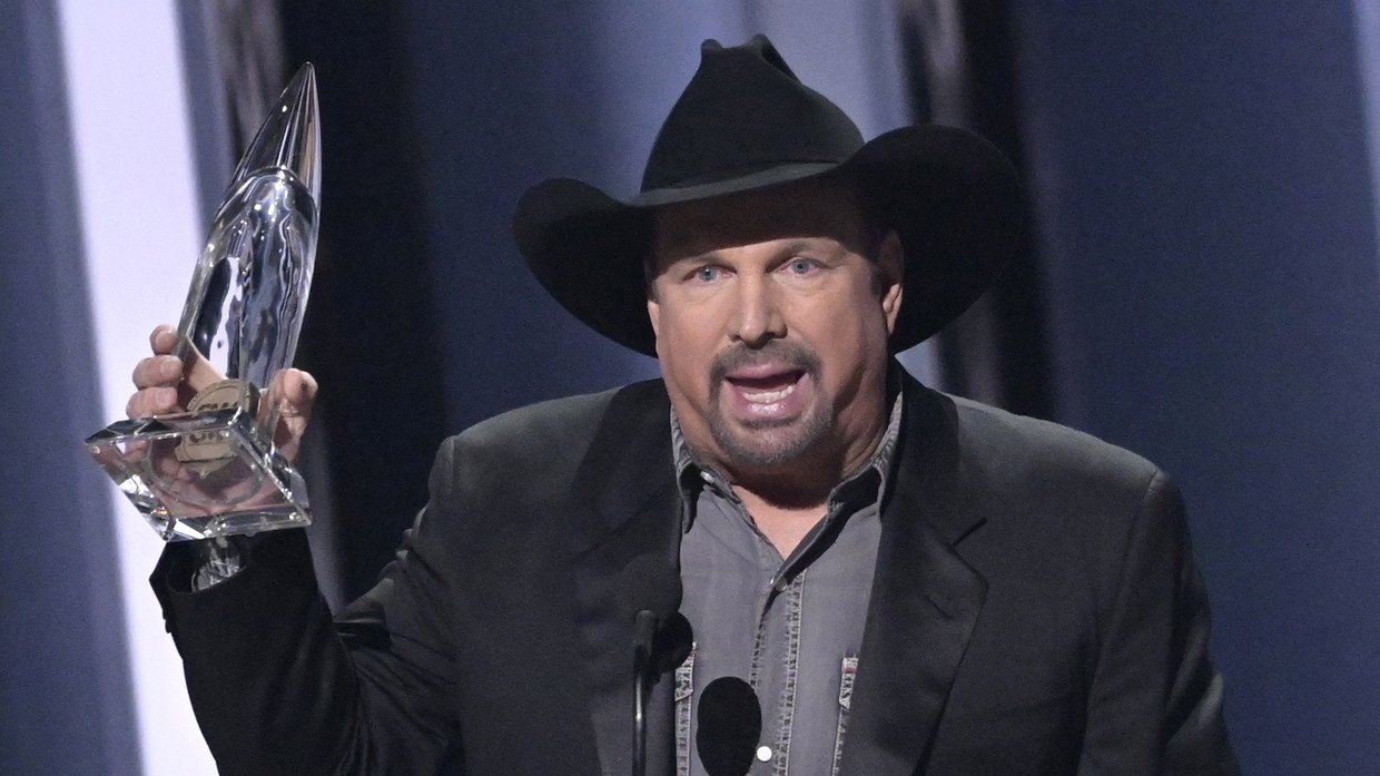 Garth Brooks wears 'Sanders' jersey, gets heat from fans who don't know  Barry from Bernie