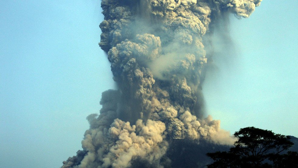 WATCH: Indonesian volcano Mount Merapi spews massive ash cloud — RT ...