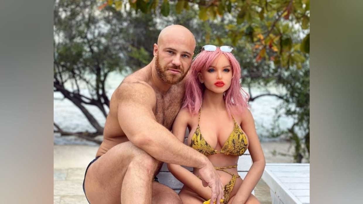 Kazakh bodybuilders marriage to sex doll girlfriend on hold because of coronavirus — RT Sport News