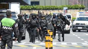 Gunman holds about 30 people hostage in Manila shopping mall, Philippines police at the scene