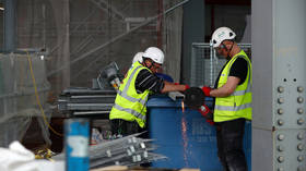 ‘Social distancing?’ UK govt faces backlash as construction sites seen heaving with workers after Covid-19 ‘lockdown’ enforced 