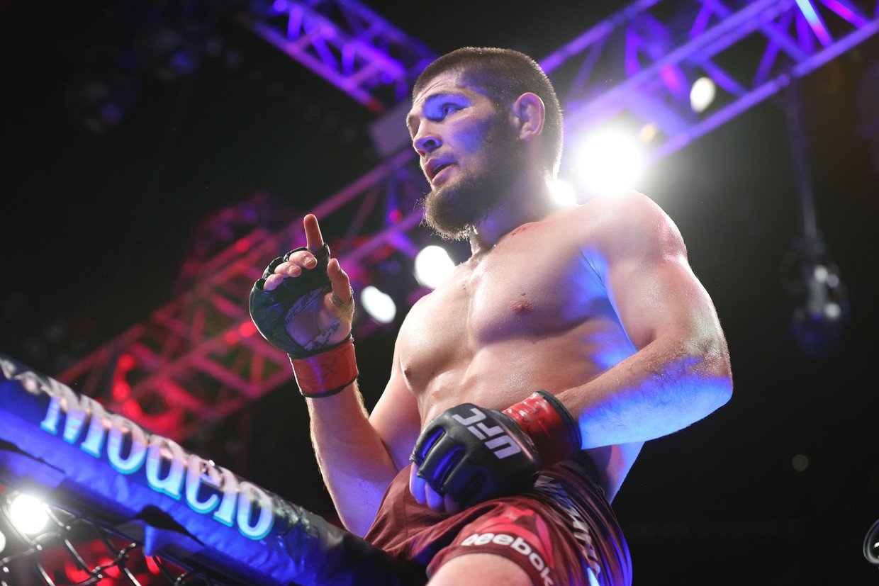 Após caos, Nurmagomedov vence Iaquinta e é o novo campeão peso