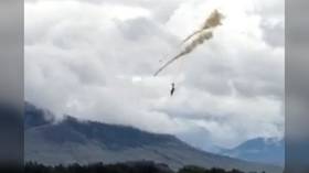 Aerobatic-teamlid gedood toen trainervliegtuig van de Canadese luchtmacht neerstortte in een huis in British Columbia (VIDEOS)