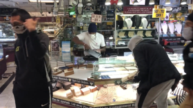 WATCH: Looters snatch trays of gold & jewels as LA jewelry store is plundered amid George Floyd protests