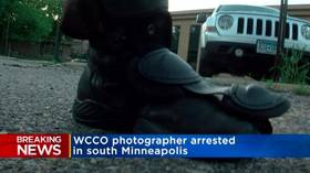 US photojournalist hit by ‘non-lethal round’ & pushed to ground by Minnesota police as camera keeps rolling