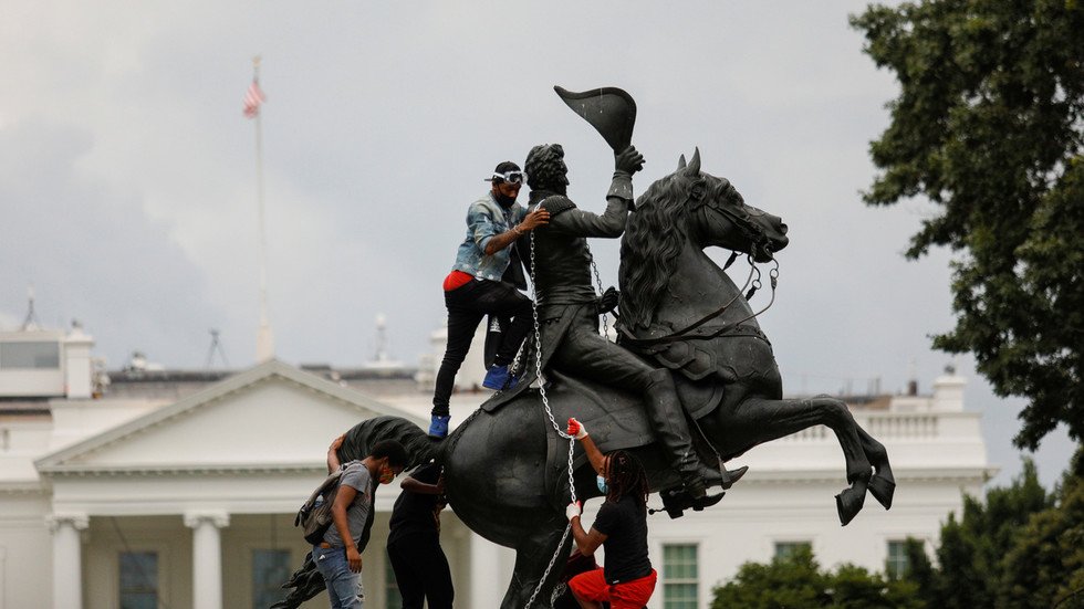 Black House Autonomous Zone Watch Protesters Erect Barricades Try To Pull Down Andrew Jackson 