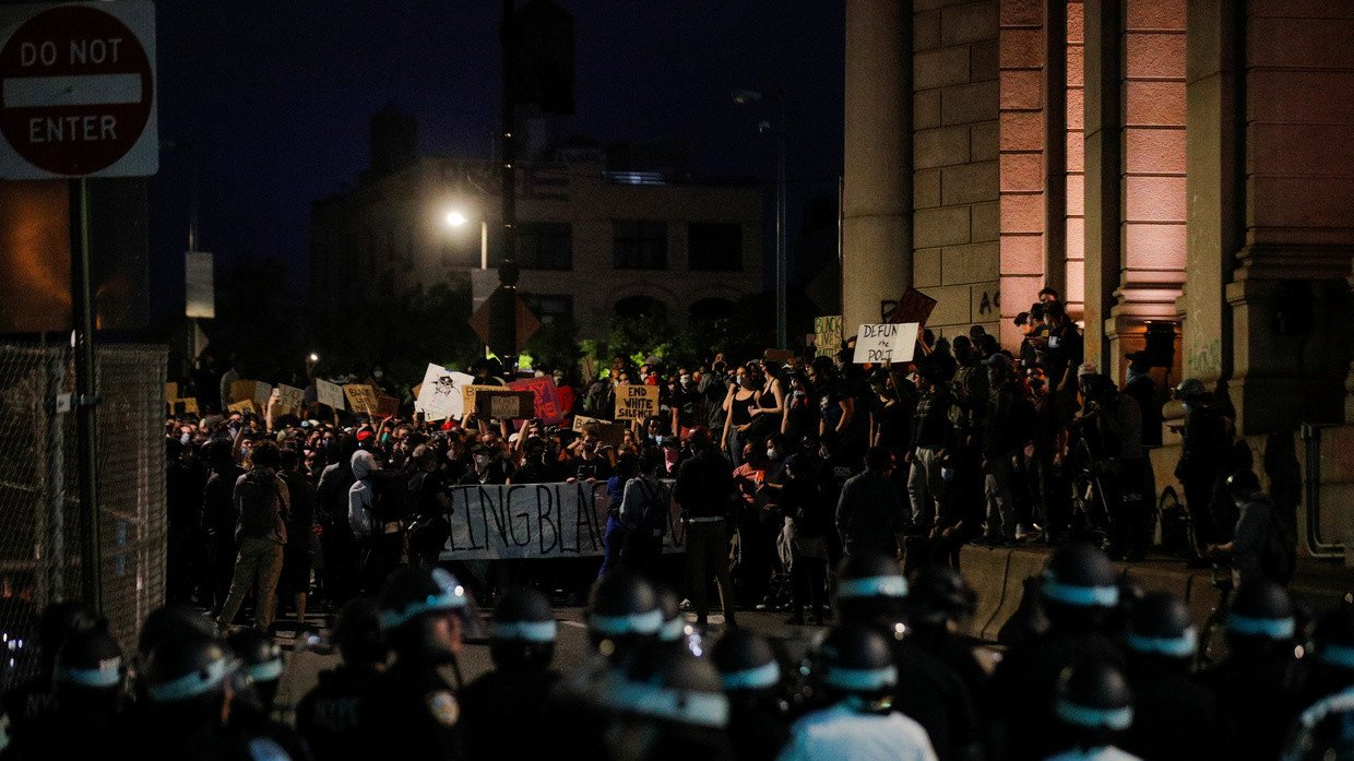 Demonstrators block the base of the Manhattan bridge after curfew in New York City, U.S., June 2, 2020. © Reuters / Brendan Mcdermid