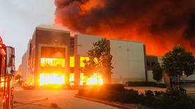 Huge fire devastates Amazon warehouse & trucks in California (PHOTOS, VIDEOS)