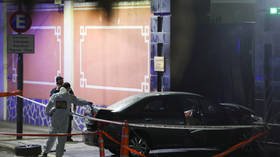 Man ramt auto Chinese ambassade in Argentinië binnen, veroorzaakt bommelding terwijl hij asiel aanvraagt ​​om ‘de waarheid over de CIA achter Covid-19 te vertellen’