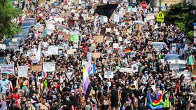 ‘Covid-19 suddenly turned woke?’ Packed Pride & BLM rally in Chicago draws criticism of hypocrisy