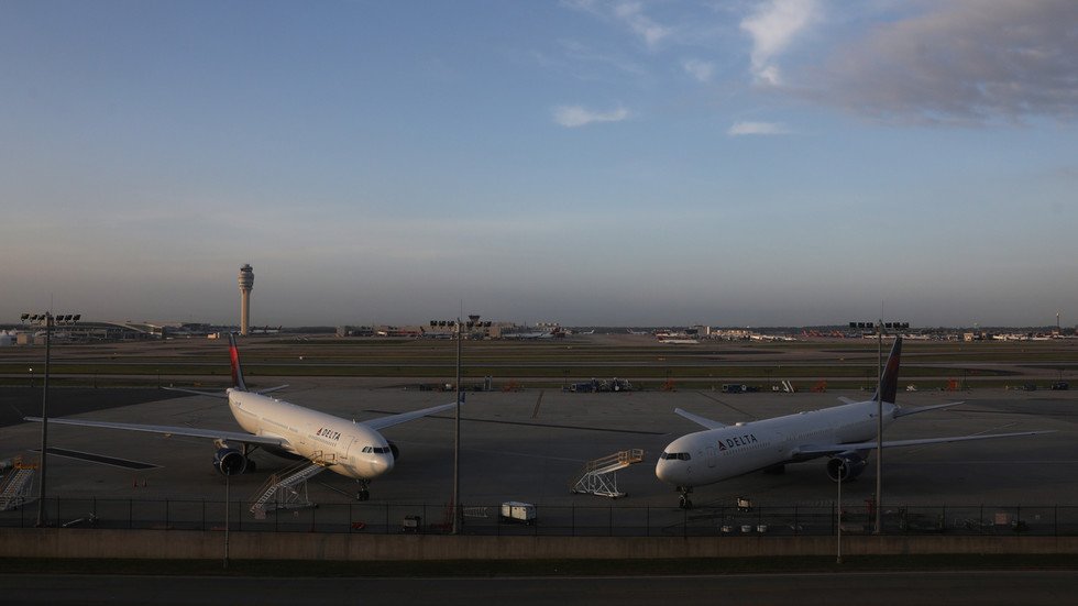 Delta flight makes emergency landing at New York JFK after mysterious midair nose damage — RT