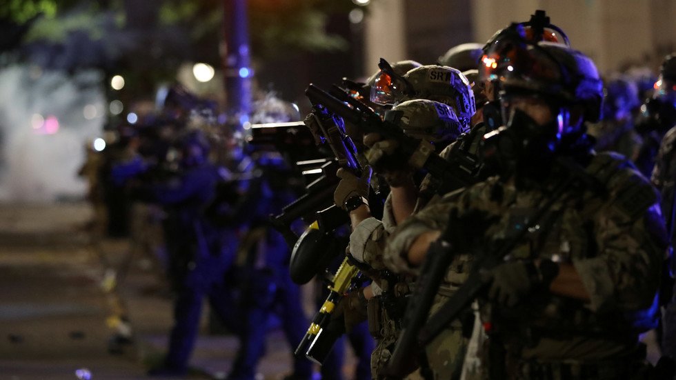 WATCH Portland protesters battling federal police to sound of Star Wars ...