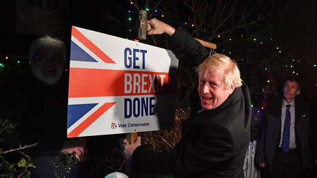 Boris Johnson campaigns in South Benfleet, Britain. © Pool via REUTERS / Ben Stansall