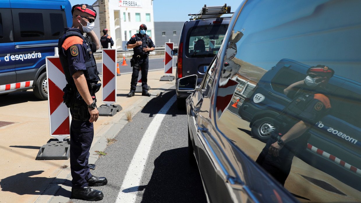 Police officers check the documents at the entrance of Lleida after Catalonia's government imposed new restrictions to control a new coronavirus disease outbreak in Lleida, Spain, July 4, 2020. © Reuters / Nacho Doce