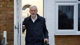 UK press harass Jeremy Corbyn outside his home, accuse him of helping Russians ‘attack our election’