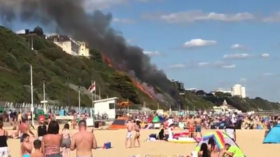 HUGE fire erupts on PACKED beach in UK, daytrippers gather round to watch (VIDEOS)