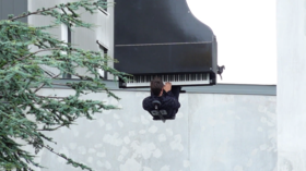 Music from above: WATCH pianist play concert while hanging upside-down at 40m height