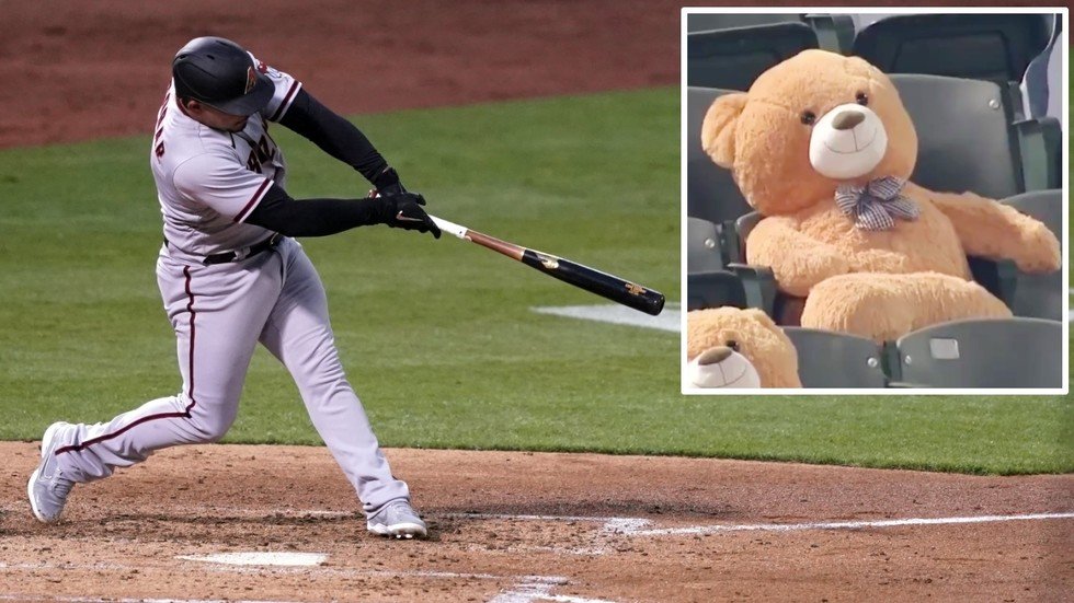 Marte's foul ball hits teddy bear, 08/20/2020