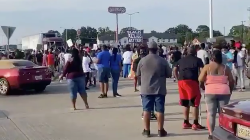 Riot Cops Face Off With Blm Protesters In Lafayette Louisiana After Police Shooting Of Trayford