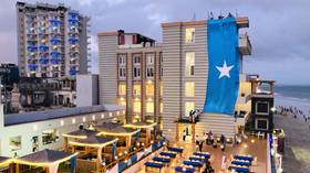 At least 5 dead, 28 injured as gunmen explode car bomb & storm hotel in Mogadishu (VIDEOS)