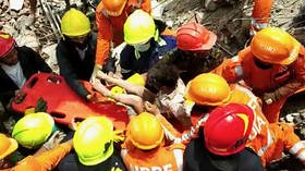 Rescuers cheer as 4yo boy pulled alive from collapsed building in India after 19 hours (VIDEOS)