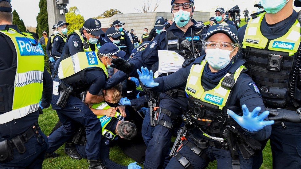 Melbourne’s anti-lockdown ‘freedom walk’ ends up in arrests, as police vastly outnumber protesters (VIDEO)