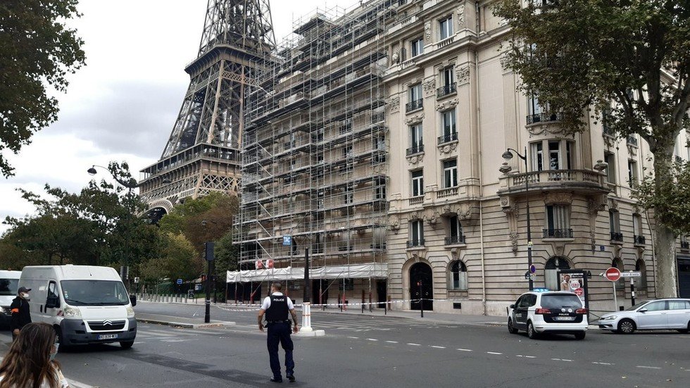 Eiffel Tower Evacuated, Police Swarm The Area After Bomb Threat — RT ...