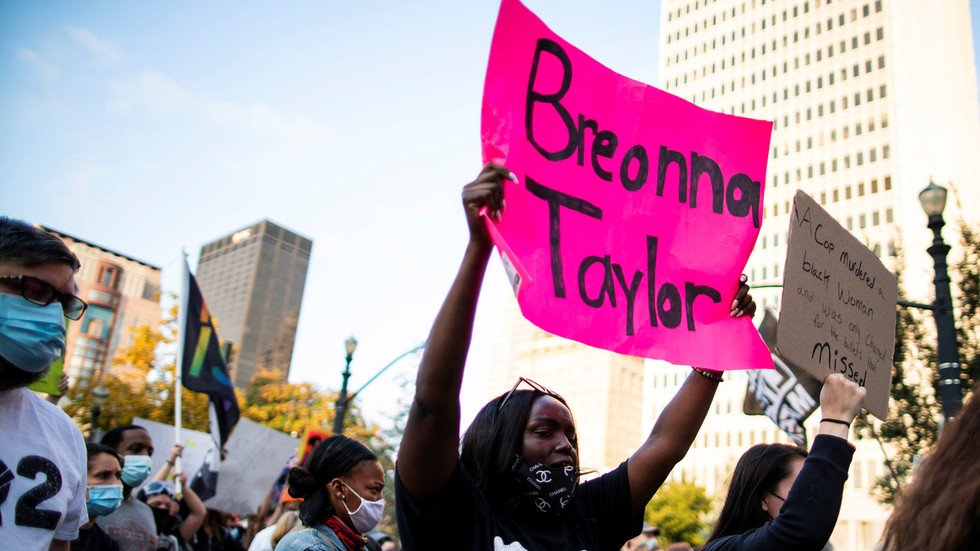 Ex-cop pleads NOT GUILTY to endangerment charges in Breonna Taylor