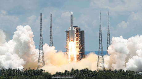 FILE PHOTO: China's Long March 5 Y-4 rocket, takes off from Wenchang Space Launch Center. © Reuters / Carlos Garcia Rawlins