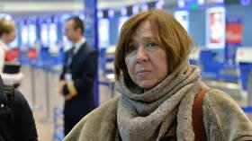 Belarusian Nobel Literature prize winner & leading opposition figure Alexievich leaves country but insists she’s not fleeing