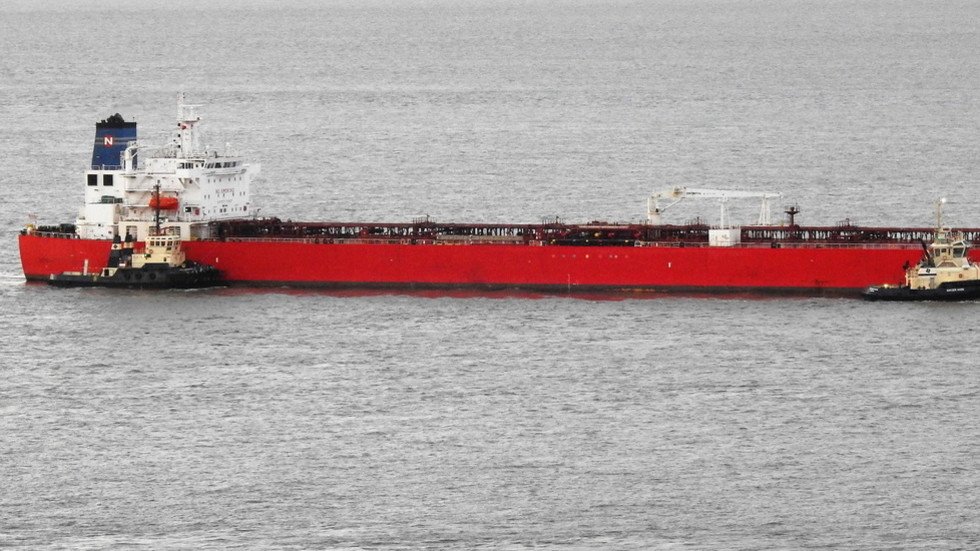 UK ARMED FORCES seize control of oil tanker & detain 7 people after ...