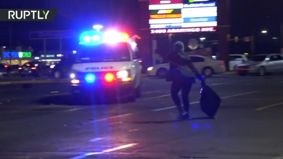 Looters ransack stores in Philadelphia as protesters face off with riot ...