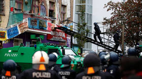 Riot police with armored vehicle deployed to evict ‘anarcha-queer-feminist’ commune in Berlin (VIDEOS)