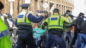 11 arrested at anti-Covid-lockdown protest in Dublin, police violently clash with demonstrators (VIDEOS)