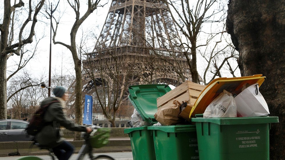 Paris garbage collectors BURN bins & block street in strike over