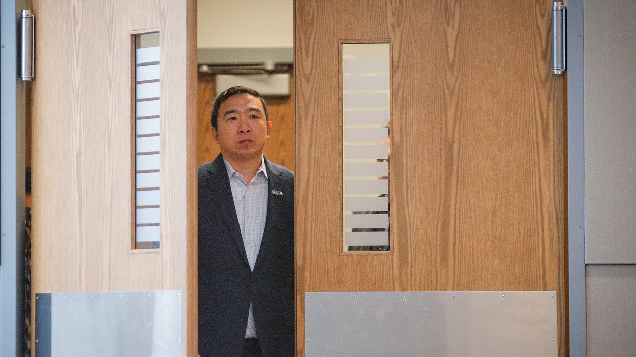 FILE PHOTO: Former Democratic 2020 U.S. presidential candidate and entrepreneur Andrew Yang  © REUTERS/Brendan McDermid
