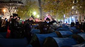 French police DEMOLISH protest camp, after 450 migrants pitch their tents in center of Paris (VIDEOS)