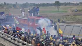 Farmers hit with water cannon and tear gas as Indian police try to halt protest march on Delhi (VIDEO)