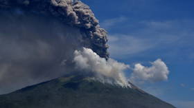 Panic as Indonesian volcano erupts, sending ash & smoke into the air (VIDEO)