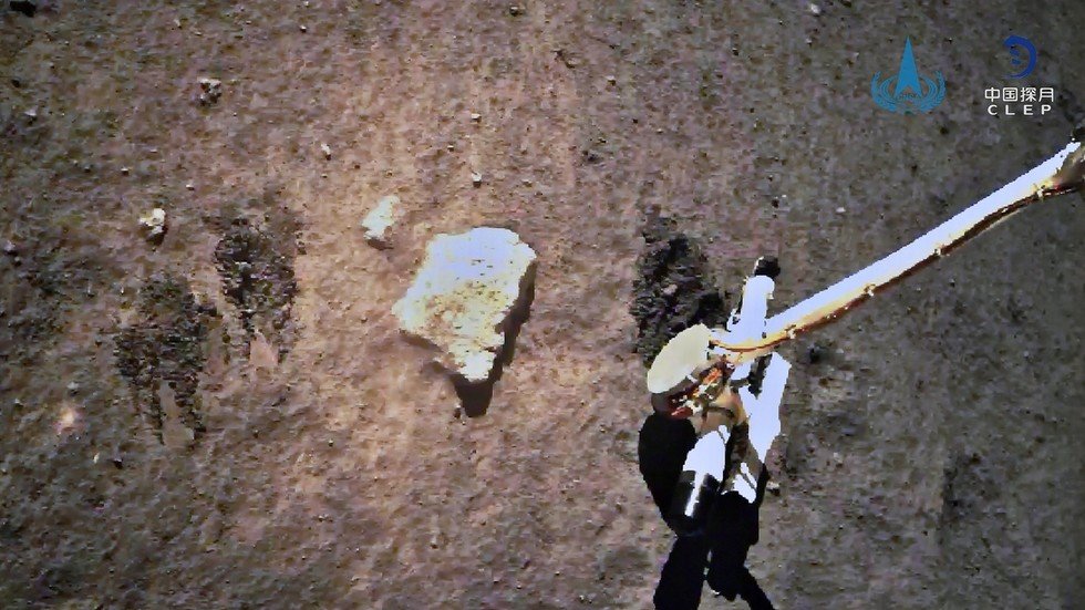 Science Probe 5 Rocks Chinese probe finishes collecting samples of lunar rocks & and soil ...