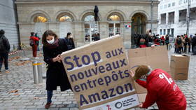 Wall of cardboard erected outside French Finance Ministry as climate activists protest over Amazon expansion (VIDEO)