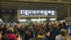 BoJo’s latest lockdown order spurs mass exodus to provinces, setting off ‘first evacuation of London since 1939’ (VIDEO)