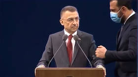 Staff rush to aid Erdogan’s deputy as he freezes during speech (VIDEO)