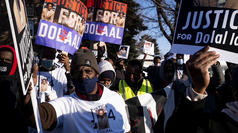 Protesters in Minneapolis raise SOMALI flag after police kill suspected ...