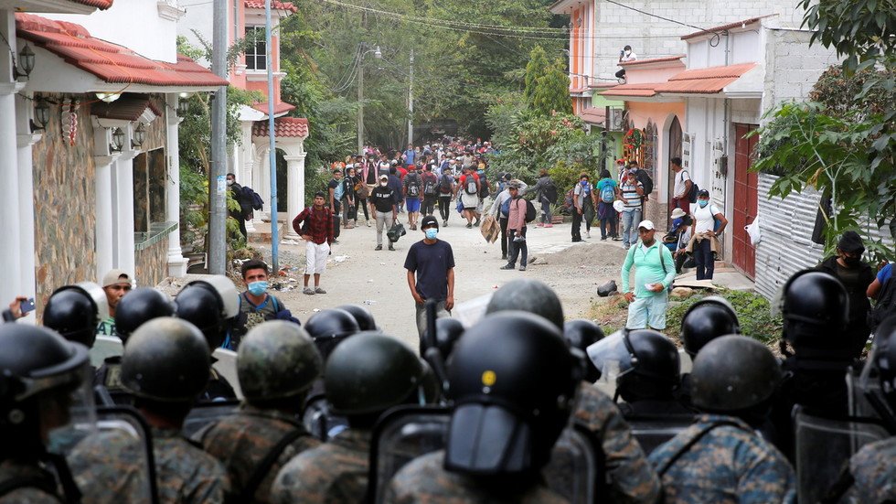 Guatemalan Police Start Clearing US-bound Migrant Caravan Camp After ...