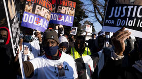 Protesters in Minneapolis raise SOMALI flag after police kill suspected felon