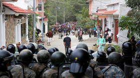 Guatemalan police start clearing US-bound migrant caravan camp after violent clashes (VIDEOS)