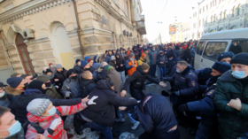 Protesters clash with police amid unsanctioned rally in Vladivostok in support of jailed anti-corruption activist Navalny (VIDEOS)